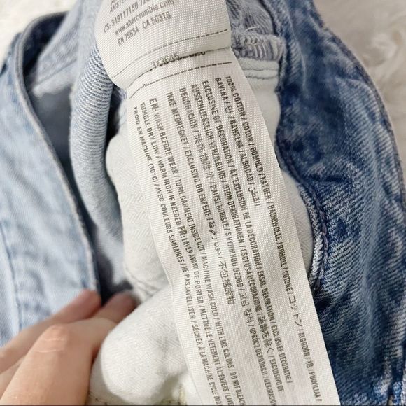 3/W26 Hollister Light Wash Triple Button Fly Cuffed Jean Shorts - Picture 4 of 5